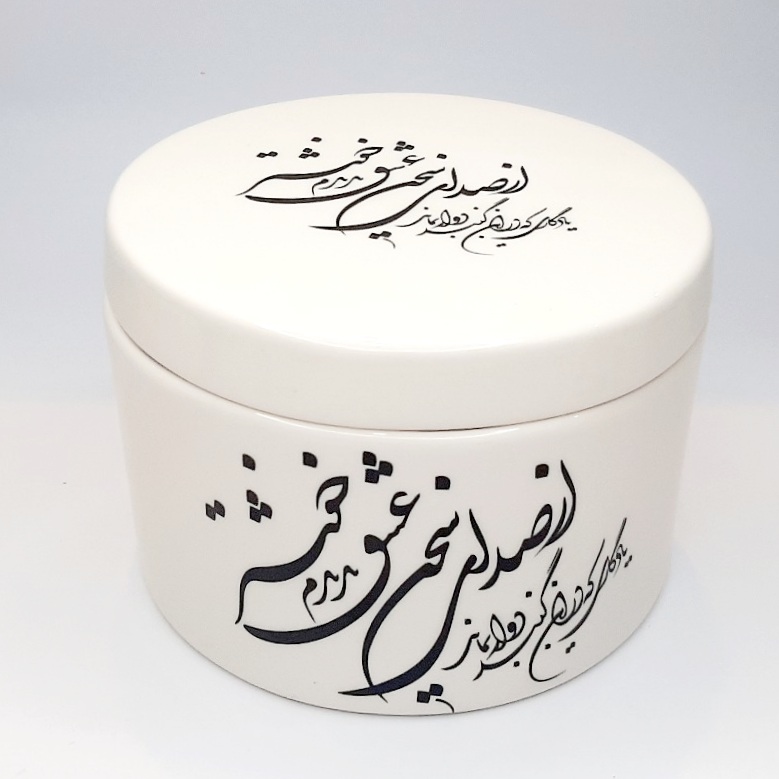 شکلات خوری گرد سخن عشق
